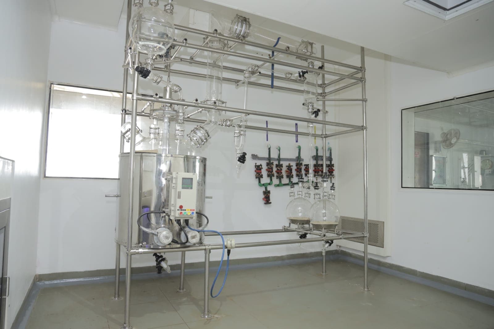 Advanced pharmaceutical research facility and reactor setup